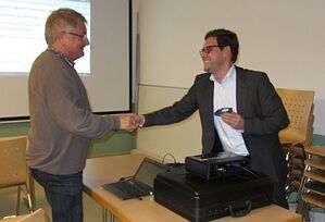 Überreichung der Willy-Brandt-Medaille an Bernhard Schweikert durch den Landtagsabgeordneten Florian Wahl.