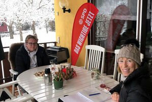 Charles Hahn und SPD-Landtagskandidatin Annegret Lang im Gespräch.