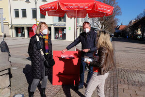 SPD-Landtagskandidatin Annegret Lang und Ulrich Teufel, Fraktionsvorsitzender der SPD-Gemeinderatsfraktion, im Gespräch