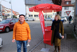 SPD-Landtagskandidatin Annegret Lang und Geislinger Gemeinderat Friedrich Klein am Infostand in Geislingen