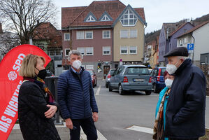 SPD-Landtagskandidatin Annegret Lang und Hans-Martin Haller, ehemaliger Albstädter Oberbürgermeister, im Gespräch.