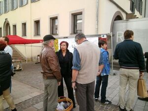 Stand und Plakat der Jusos auf dem Balinger Wochenmarkt in der Mitte Bundestagskandidatin Stella Kirgiane Efrimides
